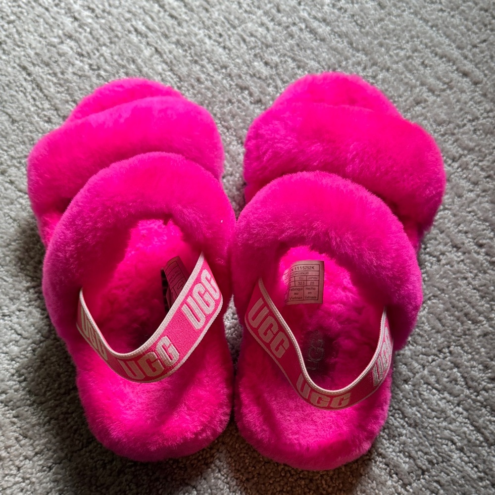 UGG Kids Vibrant Pink Fluffy Slippers size 1